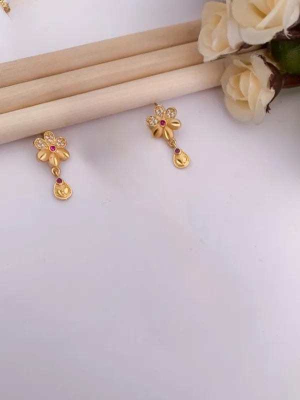 Micro_Gold_Plated_And_Diamond_Studded_Fancy_Flower_18_iches_Pendant_Set_with_Chain