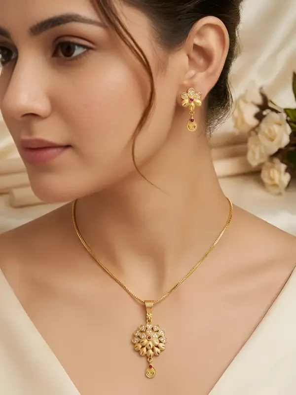 Micro_Gold_Plated_And_Diamond_Studded_Fancy_Flower_18_iches_Pendant_Set_with_Chain