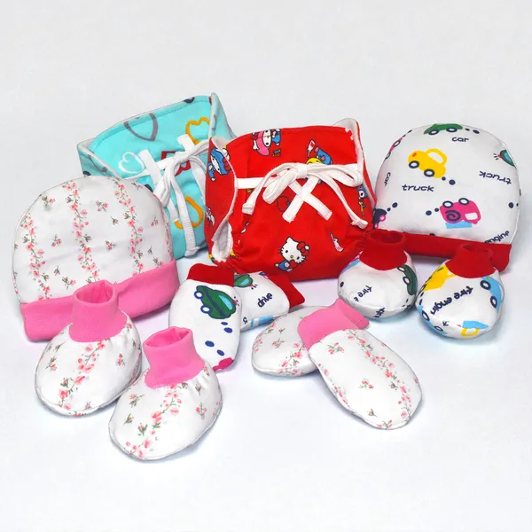 New_born_Combo_gift_set_for_baby_boy_and_girl_2_cap_mitten_booties_and_2_Nappies_(0_-6_month)_Pink_Assorted_Design_pack_of_8
