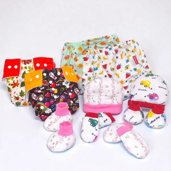 New_born_Combo_gift_set_for_baby_boy_and_girl_cap_mitten_booties_and_diapers _with_insert_and_underwears(0_-6_month)_Pink_Assorted_Design_pack_of_10