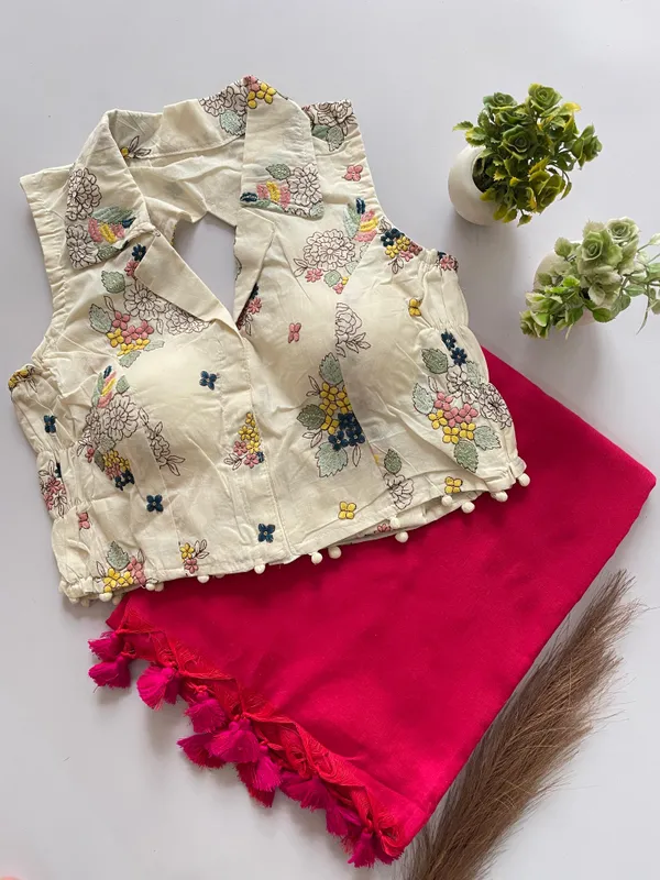 Emphasizes_the_comfort_and_modern_stretchable_feature_of_the_blouse_with_saree