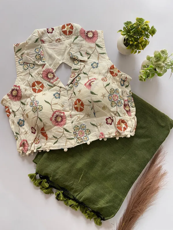 Emphasizes_the_comfort_and_modern_stretchable_feature_of_the_blouse_with_saree