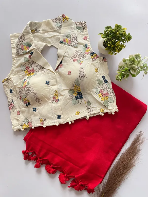 Emphasizes_the_comfort_and_modern_stretchable_feature_of_the_blouse_with_saree