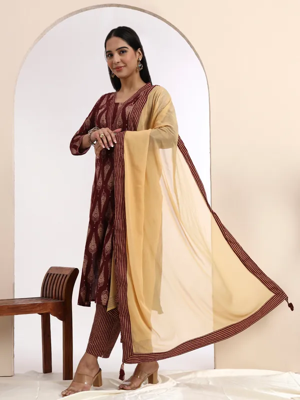 Women_Ethnic_Motifs_Printed_Regular_Pure_Cotton_Kurta_with_Trousers_&_With_Dupatta