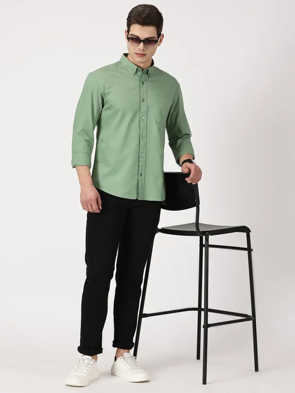 Jade_Cotton_Solid_Regular_Fit_Oxford_Shirt_For_Men