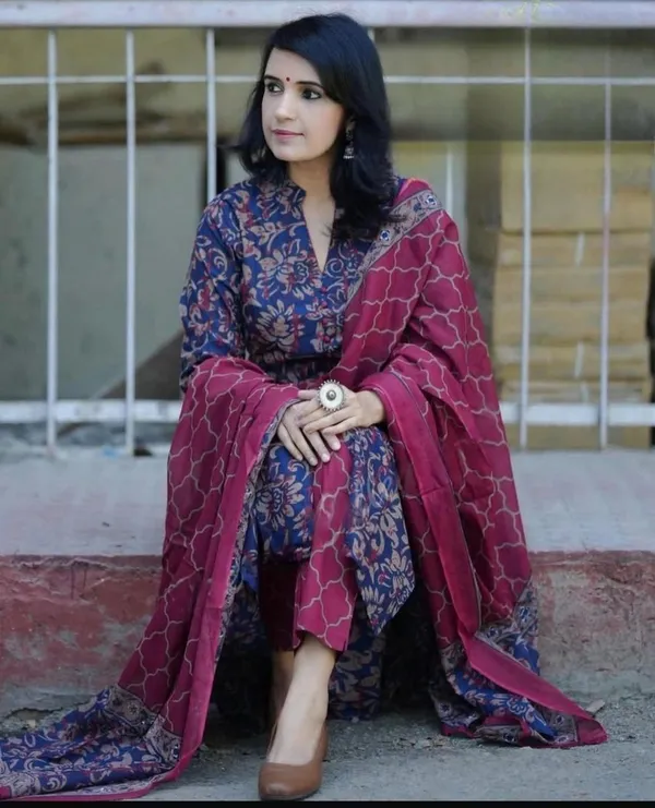 Traditional_Flover_Printed_Cotton_Mandarin_Collar_Straight_Kurta_with_Trousers_and_Dupatta_Set