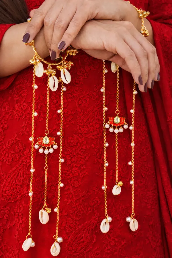 Karatique_Gold_Lotus_Kundan_Kaleeras_–_Pearl_&_Shell_Bridal_Hand_Jewellery
