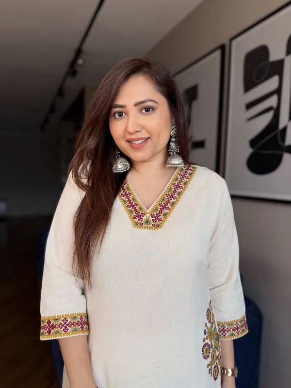 Ivory_A-Line_Kurta_with_Maroon_Thread_Embroidery