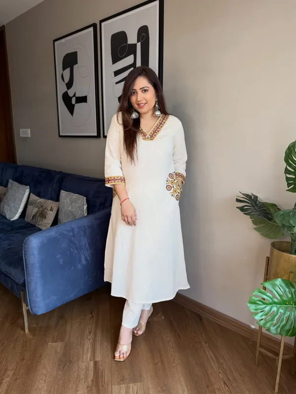 Ivory_A-Line_Kurta_with_Maroon_Thread_Embroidery