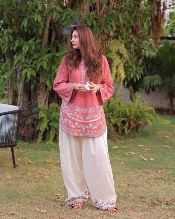 Coral_Pink_Bell-Sleeve_Embroidered_Kurta_Set