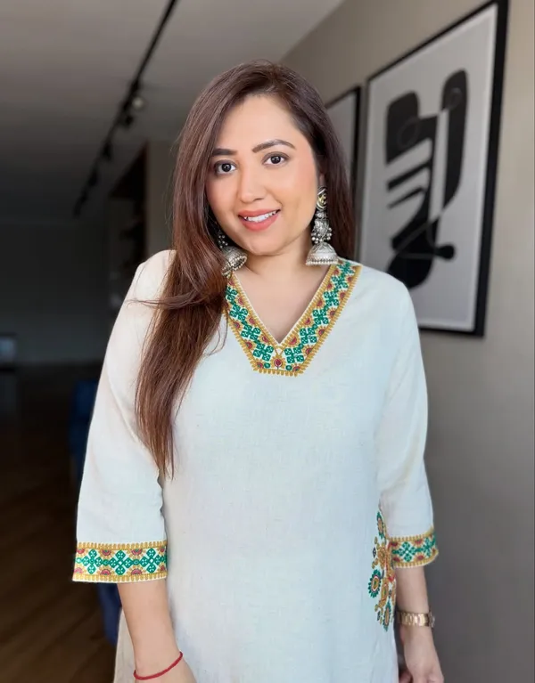 Ivory_A-Line_Kurta_with_Green_Thread_Embroidery