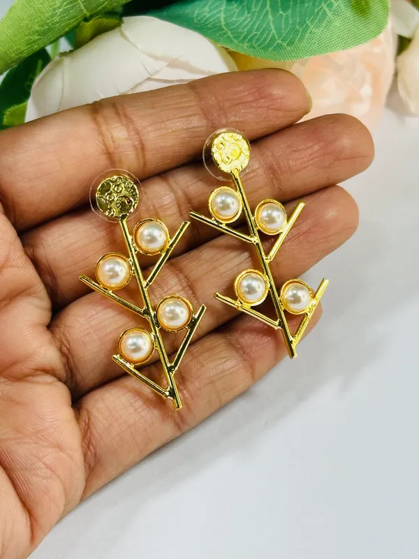 Dhivara_Anti_Tarnish_Yuvika_Brass_Earring
