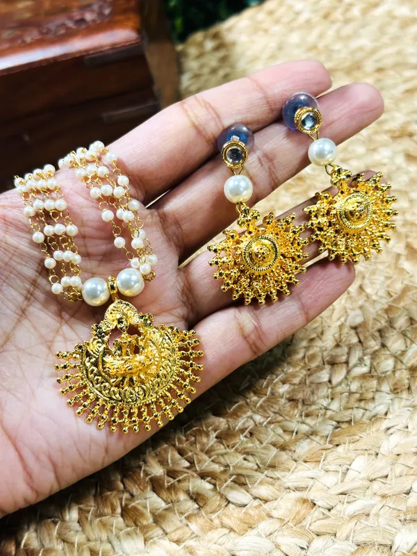 Beautiful_Designed_Temple_Gold_Plated_Jewellery_Set