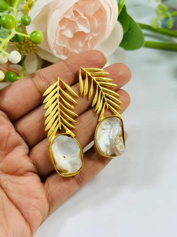 Dhivara_Ivory_Amulya_Mother_Of_Pearl_Earring