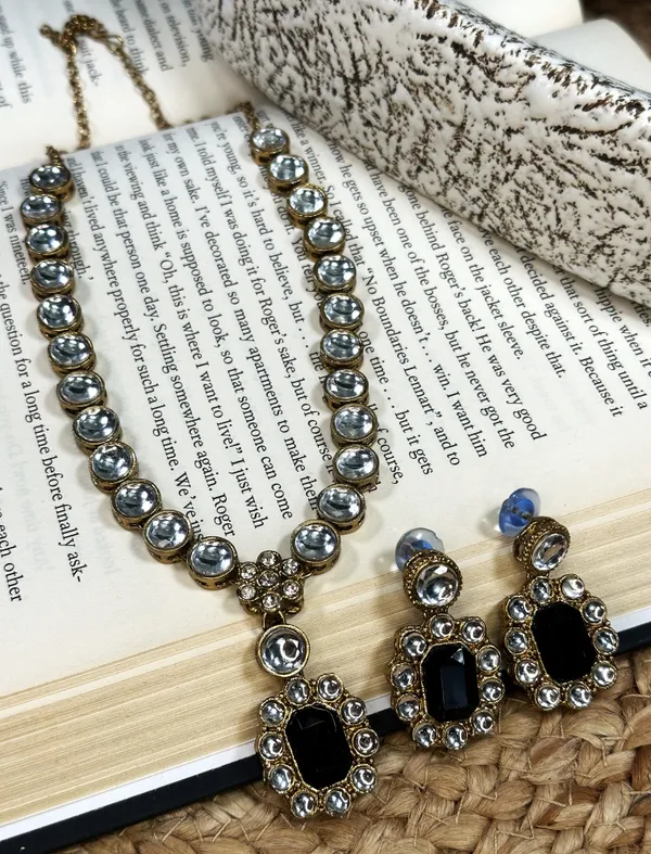 Kundan_And_Alloy_Jewellery_Set_For_Women