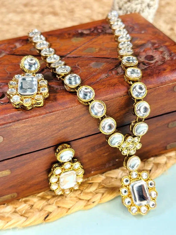 Kundan_And_Alloy_Jewellery_Set_For_Women