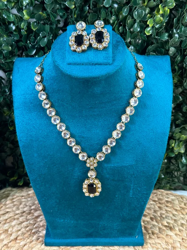Kundan_And_Alloy_Jewellery_Set_For_Women
