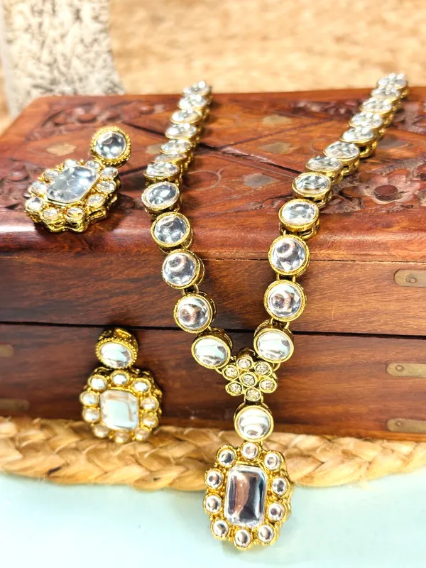 Kundan_And_Alloy_Jewellery_Set_For_Women