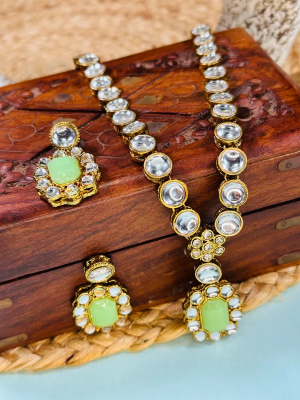 Kundan_And_Alloy_Jewellery_Set_For_Women