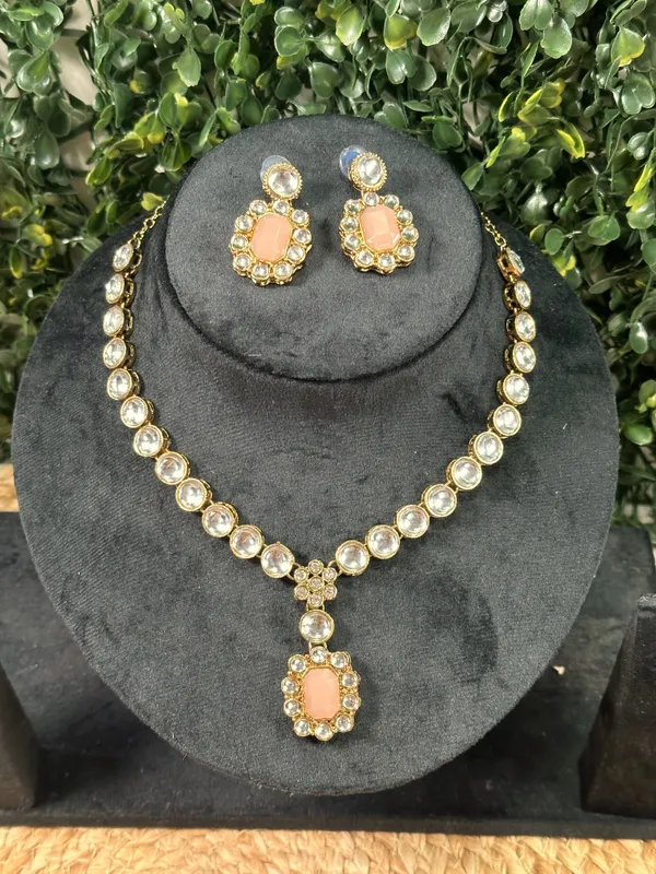 Kundan_And_Alloy_Jewellery_Set_For_Women