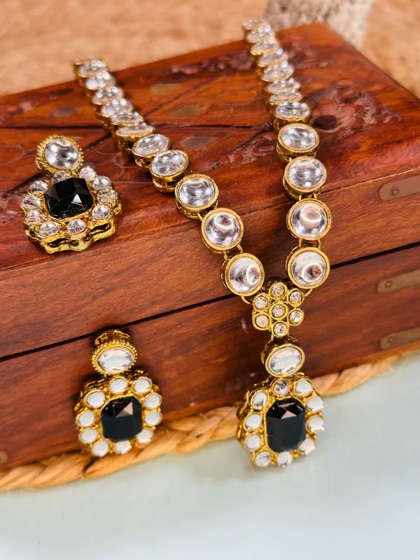 Kundan_And_Alloy_Jewellery_Set_For_Women