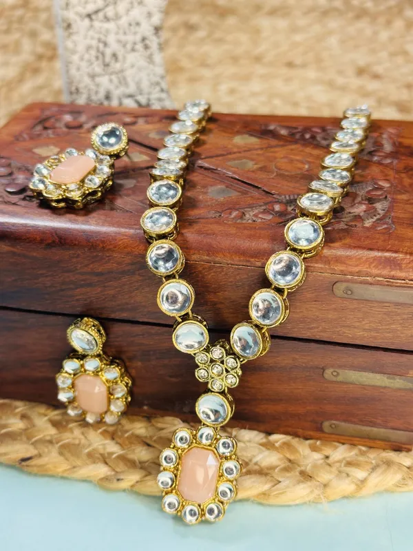 Kundan_And_Alloy_Jewellery_Set_For_Women