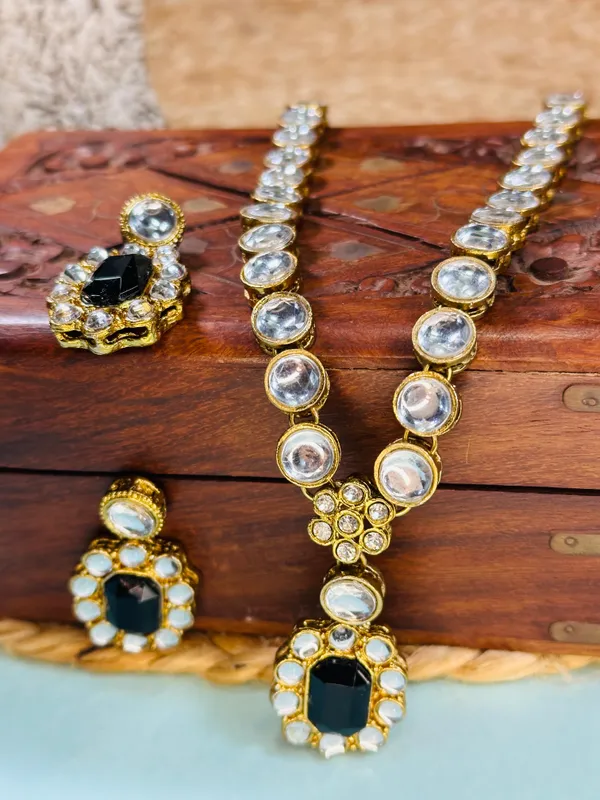 Kundan_And_Alloy_Jewellery_Set_For_Women
