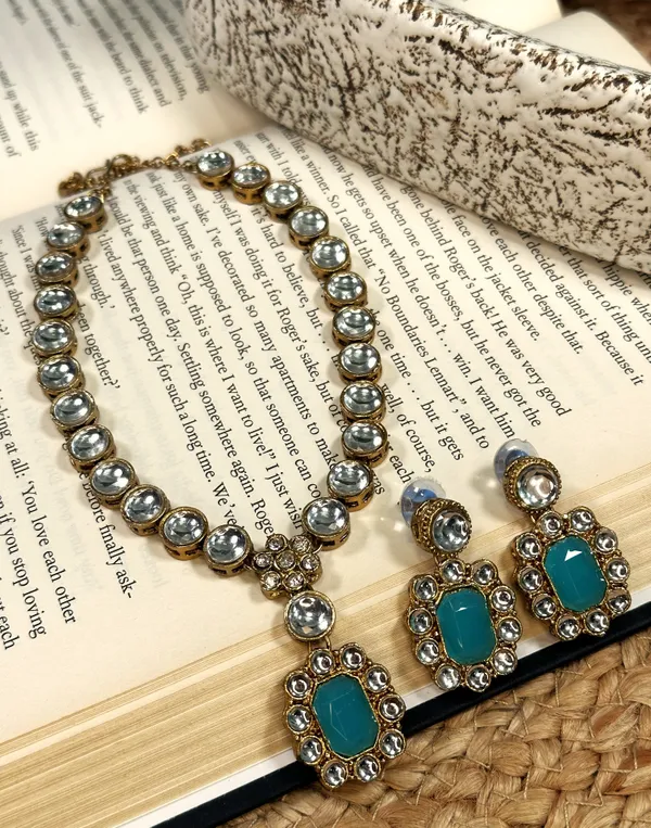Kundan_And_Alloy_Jewellery_Set_For_Women