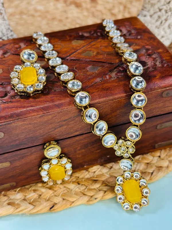 Kundan_And_Alloy_Jewellery_Set_For_Women