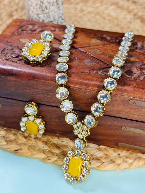 Kundan_And_Alloy_Jewellery_Set_For_Women