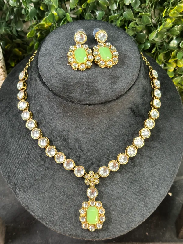 Kundan_And_Alloy_Jewellery_Set_For_Women