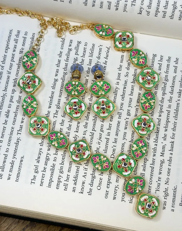 Shimmering_Glittering_Green_Meenakari_Jewellery_Sets_For_Women