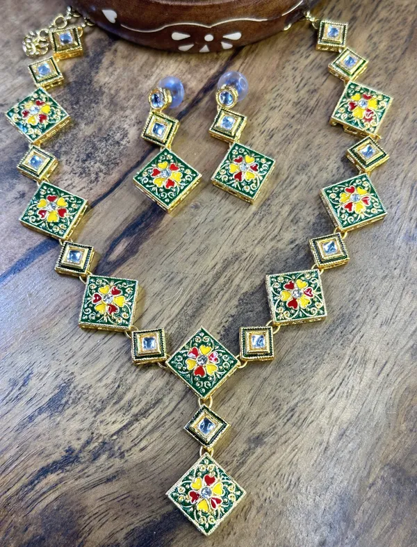 Shimmering_Glittering_Green_Meenakari_Jewellery_Sets_For_Women