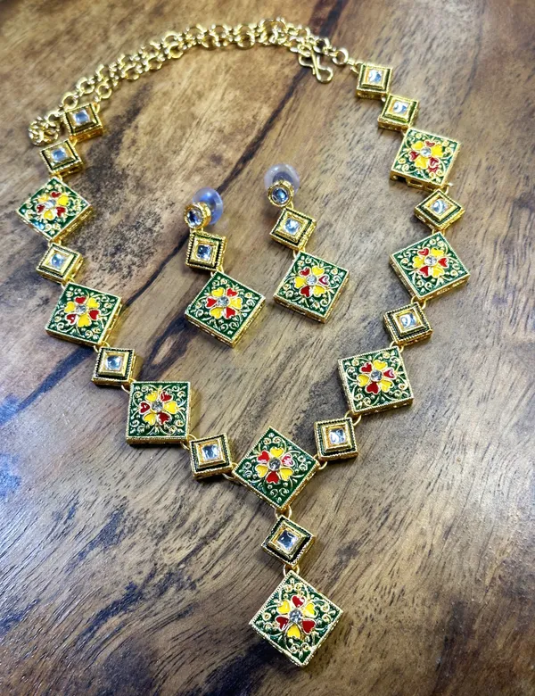 Shimmering_Glittering_Green_Meenakari_Jewellery_Sets_For_Women
