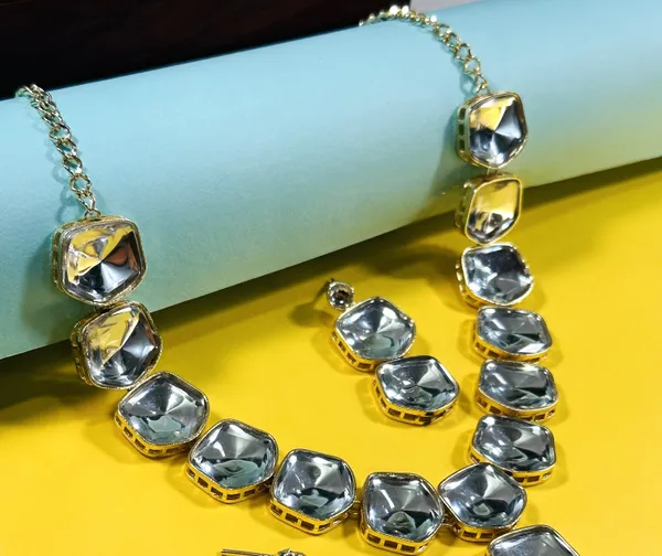 Stylish_Gold_Plated_Twinkling_Uncut_Weight_Less_Kundan_Necklace_Set