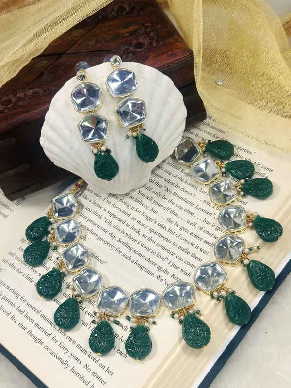 Dhivara_Traditional_Gold_Plated_Uncut_Kundan_Green_Chokar_Necklace_Set_For_Women