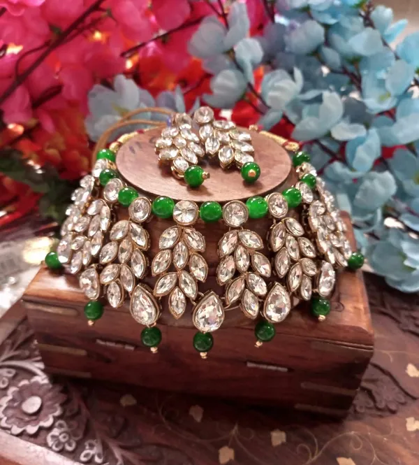 Traditional_Green_Pearl_And_Kundan_Chokar_Set