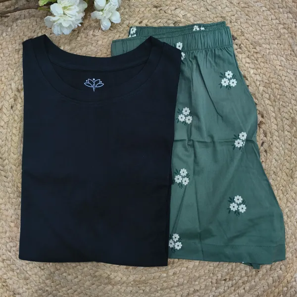 Green_&_Black_Cotton_Half_Sleeve_Round_T_Shirt_With_Shorts_For_Women