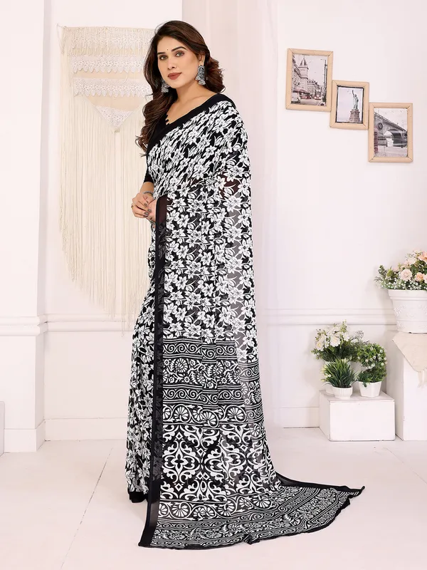 Anand_Sarees_Paisley,_Floral_Print_Daily_Wear_Georgette_Saree_(Black)