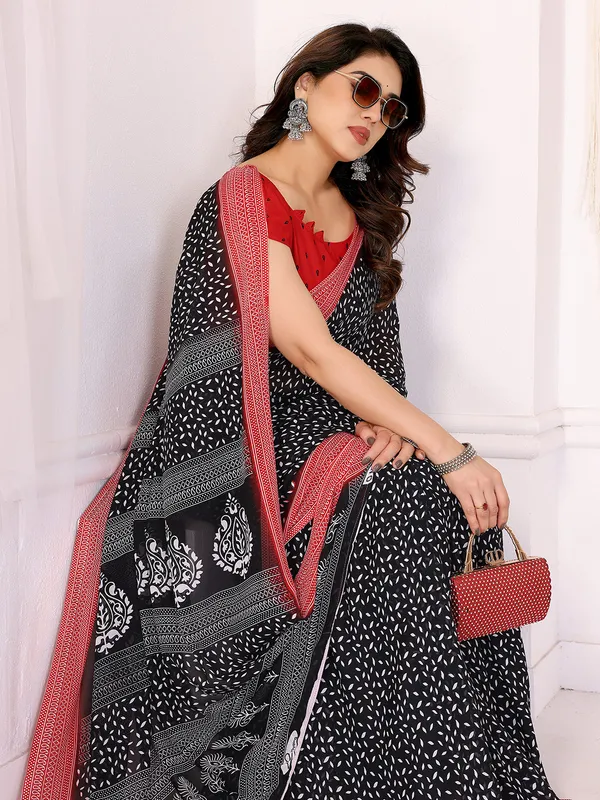 Anand_Sarees_Paisley,_Floral_Print_Daily_Wear_Georgette_Saree_(Black,_Red)