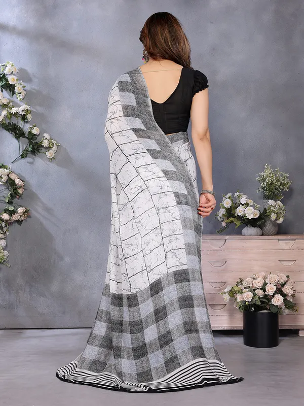 Floral_Print_Georgette_saree_with_Unstitched_Blouse_Piece
