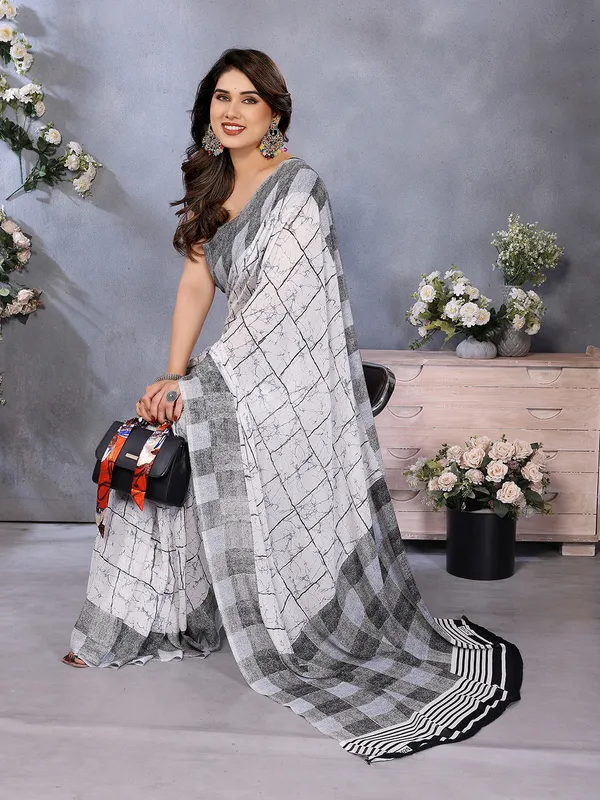 Floral_Print_Georgette_saree_with_Unstitched_Blouse_Piece