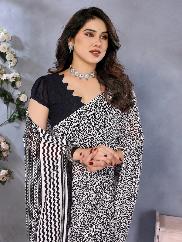 Floral_Print_Georgette_saree_with_Unstitched_Blouse_Piece