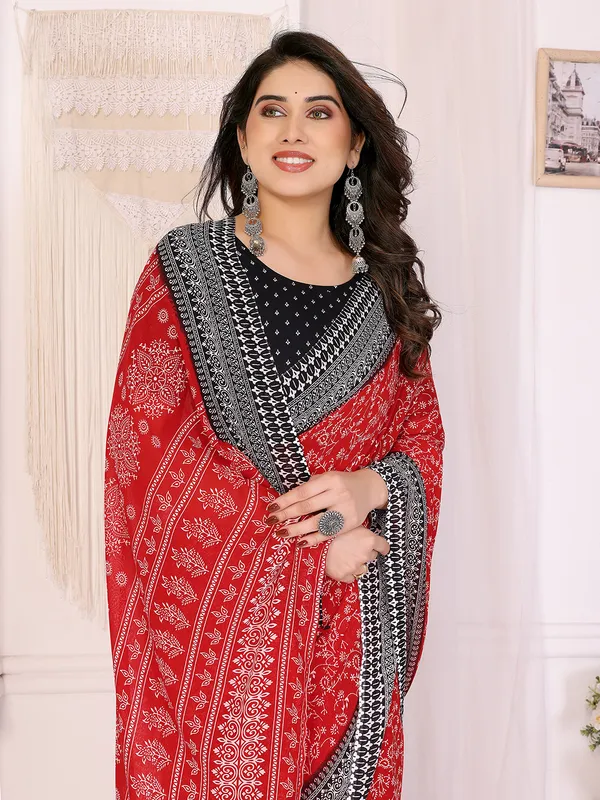 Floral_Print_Georgette_saree_with_Unstitched_Blouse_Piece