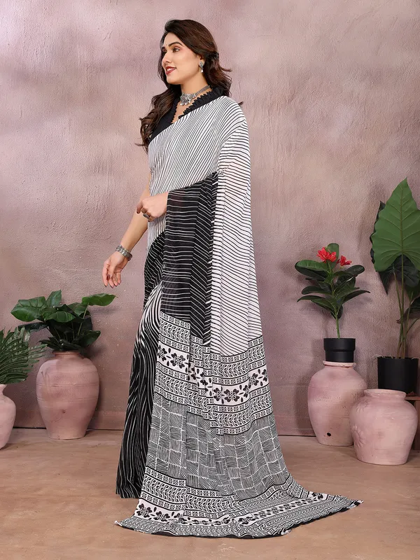 Floral_Print_Georgette_saree_with_Unstitched_Blouse_Piece