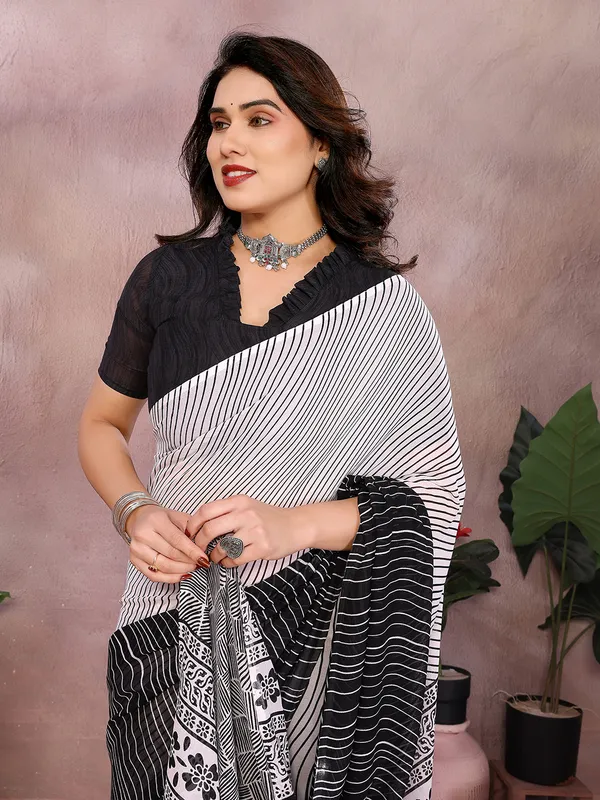 Floral_Print_Georgette_saree_with_Unstitched_Blouse_Piece