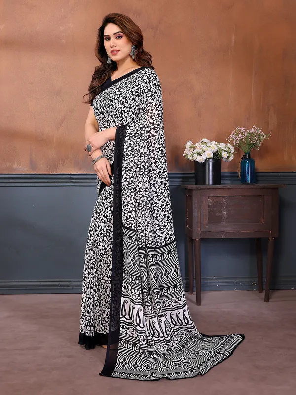 Printed_Georgette_Saree_With_UnStitched_Blouse_Piece_(BLACK)