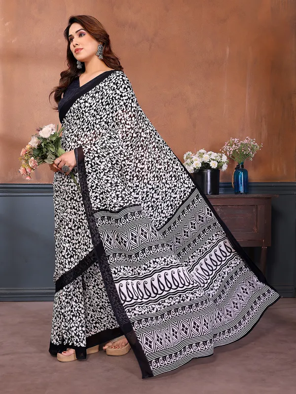 Printed_Georgette_Saree_With_UnStitched_Blouse_Piece_(BLACK)