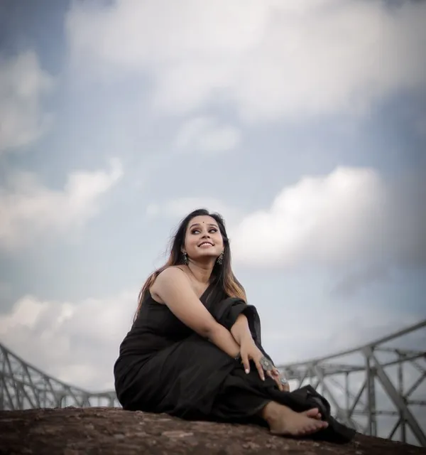 Elegant_Solid_Chiffon_Plain_Dyed_Saree_With_Unstitched_Blouse_Piece