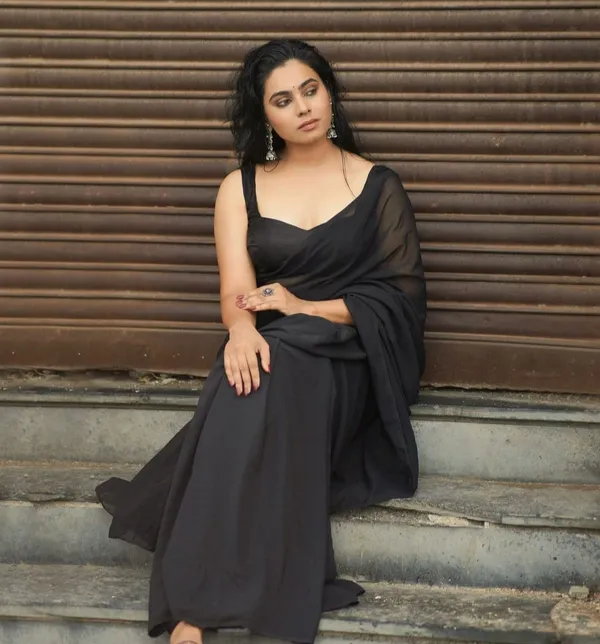 Elegant_Solid_Chiffon_Plain_Dyed_Saree_With_Unstitched_Blouse_Piece